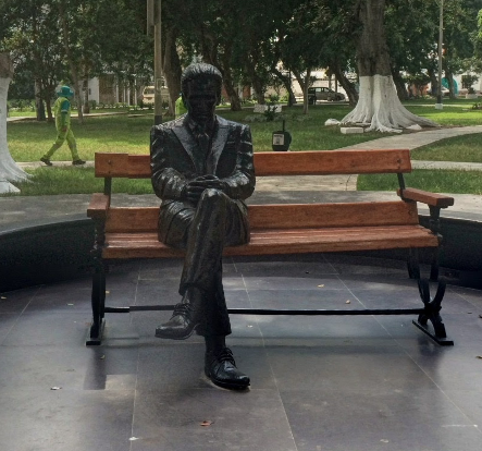 Estatua de César Vallejo